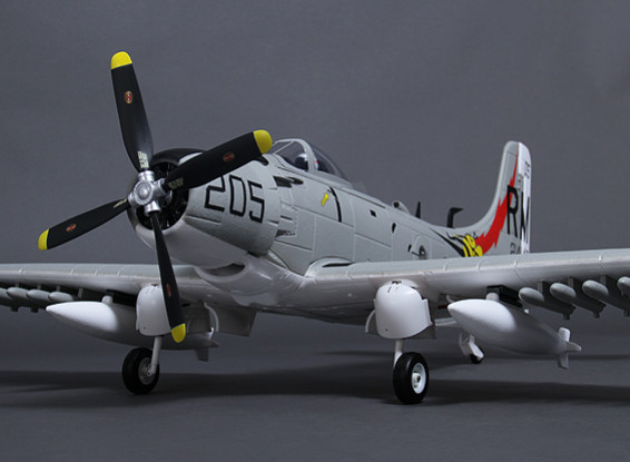Durafly? A-1 Skyraider w/flaps/retracts/lights/gear doors 1100mm (PNF)