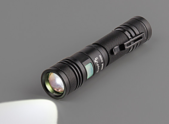 Zoom Led Flashlight (boîte blanche Strap câble du chargeur lampe de poche à la main)