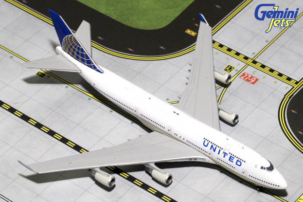 Gemini Jets United Airlines Boeing 747-200 N105UA 1:400 Diecast Model GJUAL1587