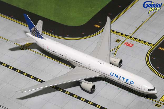 Gemini Jets United Airlines Boeing 777-300ER N58031 1:400 Diecast Model GJUAL1605