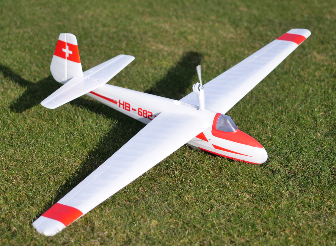 Cherokee V2 on the grass with the retractable dorsal pusher propeller arm deployed