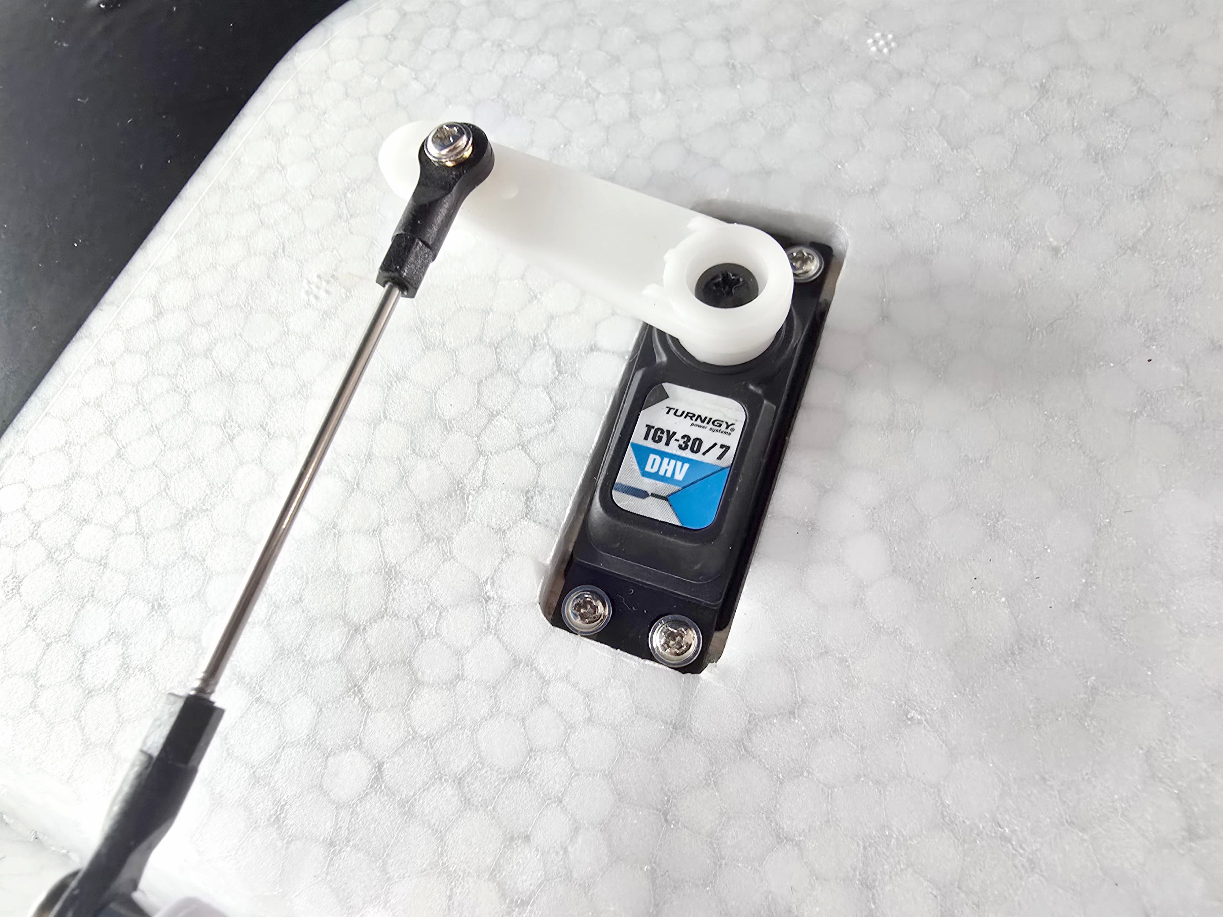 Avios EXTRA NG 1600mm servo and control linkage detail