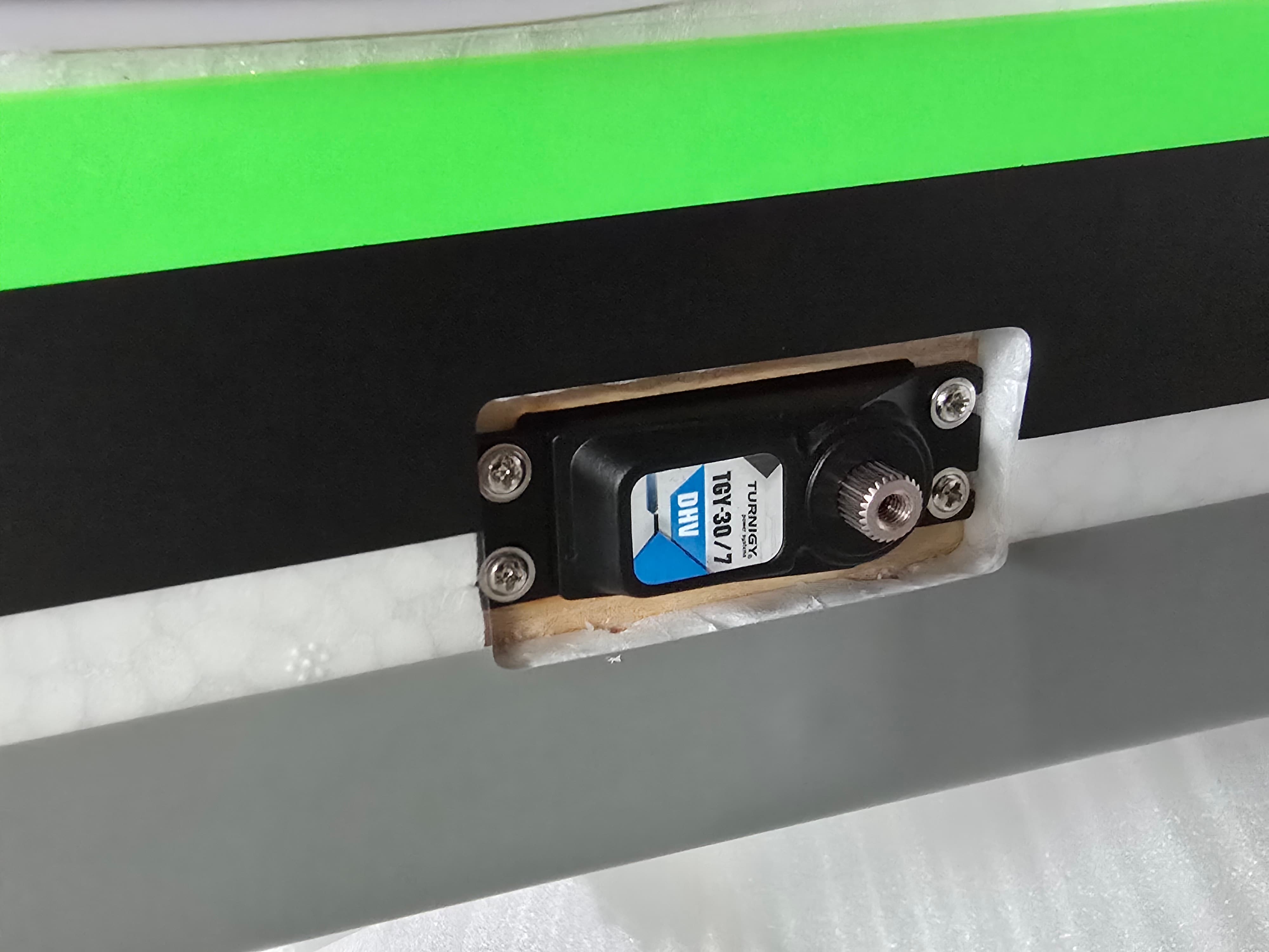 Avios EXTRA NG 1600mm servo installation detail